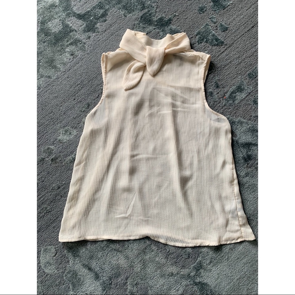 Who what wear medium crème tank blouse with tie